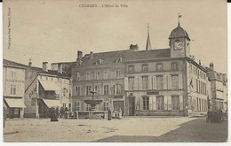 88 - 80213 -  CHARMES   -  La Fontaine Sur La Place De L'Hotel De Ville Animée En 1904 - Charmes