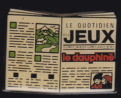 70294- Pin's.Journal Le Dauphiné.Jeux.Presse - Médias