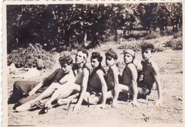 Old Real Original Photo - Group Of Naked Young Boys Stuck Together Posing - Ca. 9x6.5 Cm - Anonieme Personen
