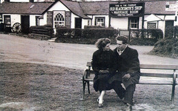 "Gretna Green, April 1956" Old Blacksmith's Shop, Scotland, Marriage, Young Couple [CPM Nostalgia Postcard Reproduction] - Noces