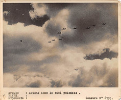 Photographie      Guerre  Avions Dans Le Ciel Polonais      (voir Scan Et Commentaires) - Guerre, Militaire