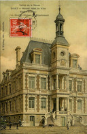 Givet * La Place Du Nouvel Hôtel De Ville * Mairie * Cpa Toilée Colorisée - Givet