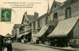 La Bernerie * La Rue De Pornic , Le Restaurant LAPIE Et L'hôtel Des Voyageurs * Garage - La Bernerie-en-Retz