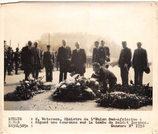 Photographie    South Africa. M Waterson Ministre Sur La Tombe Du Soldat Inconnu A Paris     (voir Scan Et Commentaires) - Ohne Zuordnung