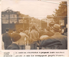 Photographie    Guerre   Réservistes Rejoignant Leurs Casernes   -  Pli -  (voir Scan Et Commentaires) - War, Military