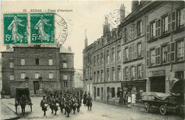 Sedan * La Place D'harcourt * Passage Des Troupes * Militaires Militaria - Sedan