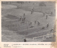 Photographie  Guerre   Allemagne. L'armée Allemande Effectuant Des Manœuvres     (voir Scan Et Commentaires) - Guerra, Militares