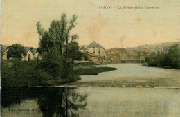 Sedan * La Meuse Et Les Casernes * Cpa Toilée Colorisée - Sedan