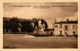 CPA Ste-HERMINE - Place De St-Hermand Et Monument (637099) - Sainte Hermine
