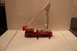 Très Gros Camion De Pompiers Au 1/32 éme Matchbox - Massstab 1:32