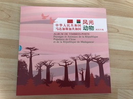 Madagascar Madagaskar 2014 Chine China Joint Issue Presentation Book Album Faune Fauna Paysages Landscapes Lemur Panda . - Madagaskar (1960-...)