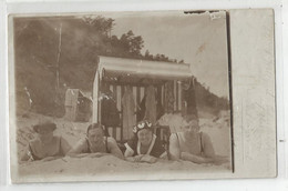 Carte Photo Cabine De Plage Hommes Femmes Couple Maillot De Bains A Roserow , 1925 - Zu Identifizieren