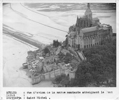 Photographie      Le Mont Saint Michel  A Marée Montante.   Vue D'avion   (voir Scan Et Commentaires) - Orte
