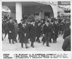 Photographie  Le Président De La République Et M.Gentin Ministre Du Commerce Foire De Paris  (voir Scan Et Commentaires) - Plaatsen