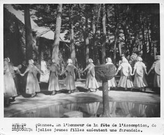 Photographie   Cannes  06  Des Jeunes Filles  Farandole. Fête De L'Assomption  (voir Scan Et Commentaires) - Plaatsen