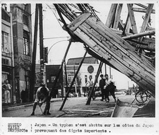 Photographie       Un Typhon Sur Les Côtes Japonaises     (voir Scan Et Commentaires) - Orte