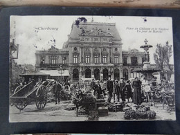Cpa 50 Cherbourg, Place Du Marché Et Le Théâtre Un Jour De Marché, 1904, Timbre Arraché Au Dos - Mercati
