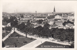 1930) ST. PÖLTEN - NÖ  Straße Mit Park U. Blick Auf Häuser U. Kirche ALT !! - St. Pölten