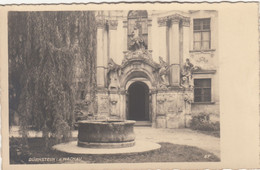 1931) DÜRNSTEIN I. D. WACHAU - Portal Zur Kirche Mit Baum U. Brunnen ALT !! 1930 - Wachau
