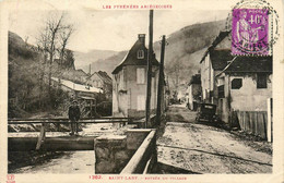 St Lary * Route De L'entrée Du Village * Automobile Voiture Ancienne De Marque ? - Andere & Zonder Classificatie