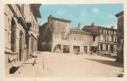 / CPA FRANCE 82 "Monclar De Quercy, Place Du Marché De La Volaille" - Montclar De Quercy