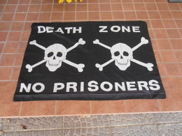 DEATH ZONE - NO PRISONERS / WARNING WALL FLAG - Flaggen