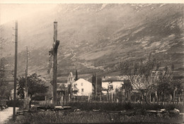 Ussat * Carte Photo * Une Vue Du Village * Route Et Calvaire - Sonstige & Ohne Zuordnung