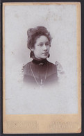 PHOTO CDV- FILLE ELEGANTE AVEC BELLE ROBE BROCHE - MODE  - PHOTO G. NARCISSE BRUXELLES - Antiche (ante 1900)