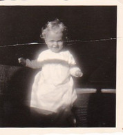 Foto Kleinkind Im Nachthemd - 1950 - 5*5cm  (55228) - Zonder Classificatie