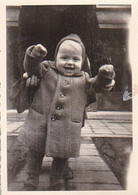 Foto  Kleinkind In Mantel Und Mütze - Ca. 1950 - 8*5cm (55230) - Sin Clasificación