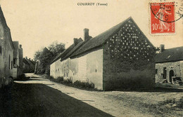 Courroy * Vue Intérieur Du Village * Rue * Ferme ? - Autres & Non Classés