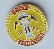 Delcampe - SY325 Pin's Syndicat CGT Mines Mineurs Piolet Lampe Pétrole Mine Fond JAUNE Achat Immédiat - Administrations