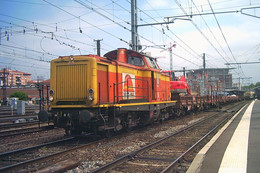 Toulouse (31 - France) Juillet 2007 - Une BB V200 Aux Couleurs De La Société  Seco-Rail En Tete D’un Train De Travaux - Bahnhöfe Mit Zügen