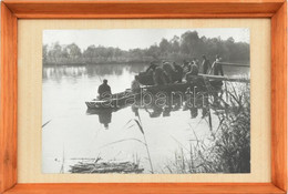 Domonkos Tibor: Csónaköntés. Vintage Művészi Fotó A Művész Hagyatékából. Üvegezett Keretben 17x24 Cm - Andere & Zonder Classificatie