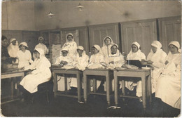 T3 1915 Budapesti Hadikórház ápolónővérei Ruhák Javítása Közben / WWI Austro-Hungarian K.u.K. Military Hospital, Nurses. - Zonder Classificatie