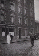 ROBERT DOISNEAU - Montrouge 1945 - Doisneau