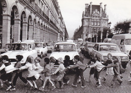 ROBERT DOISNEAU - Les Tabliers De La Rue De Rivoli 1978 - Doisneau