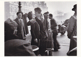 ROBERT DOISNEAU - Kiss By The Hôtel De Ville Paris 1950 - Doisneau