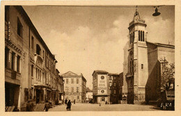 Sigean * La Place Et Vue Sur L'église * Commerces Magasins - Sigean