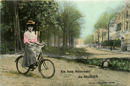 Sigean * Un Bon Souvenir De La Commune * Femme à Vélo - Sigean