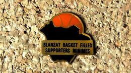 Pin's BASKET - Blanzat (63) Basket Filles Supporters Minimes - Verni époxy  - Fabricant Inconnu - Basketball