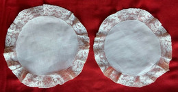 2 CENTRINI Rotondi  Lino , Bordo Pizzo Valencienne Diam.cm. 20 E 21,5 - VINTAGE - Napperons