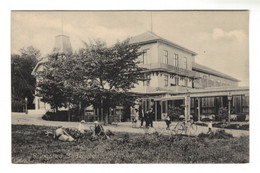 DG1744 - DENMARK - RUNGSTED - BADEHOTEL W. PEOPLE And BICYCLES IN FRONT - Dinamarca