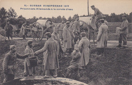 Prisonniers Allemands à La Corvée D'eau - Guerre 1914-18