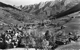 74 - LA CLUSAZ Vue Générale Et Les Aravis - CPSM Dentelée Village ( 1.715 H )  Noir Blanc Format CPA 1953 - Haute Savoie - La Clusaz