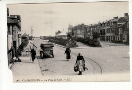 Courseulles Sur Mer - La Place De Caen (vieille Auto, Personnages) - Courseulles-sur-Mer