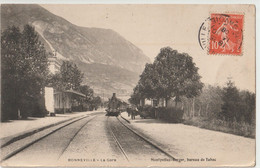 CPA Bonneville (74) La Gare Avec Un Train  Et Qq  Contrôleurs Sur Le Quai !   Ed Montpellaz-Berger Tabacs  Voir état - Bonneville
