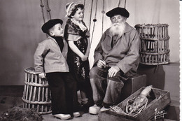 "LA BRETAGNE" Vieux Loup De Mer Et Ses Petits Enfants ( Avec Nasse De Pèche Et Langouste) - Costumes