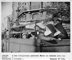 Photographie     Paris. Des Religieuses En Camions Avec Des Enfants.  Exode ?? .........(voir Scan Et Commentaires) - War, Military