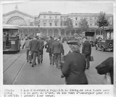 Photographie     Paris. Les Réservistes Se Dirigent Vars La Gare De L'Est  .........(voir Scan Et Commentaires) - Oorlog, Militair